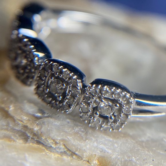 Diamond Halo Cluster Ring 1/4 ct. in 10k Gold - Picture 11 of 12